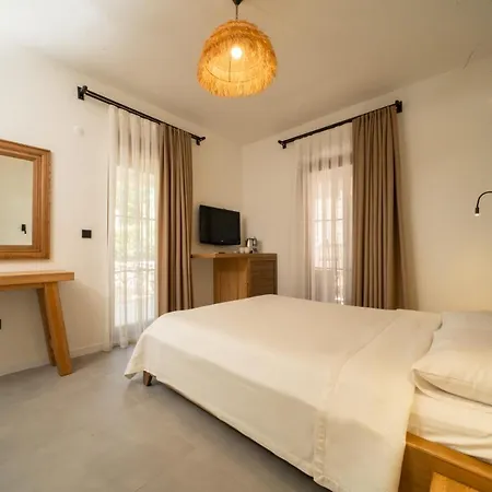 Zümrüt Boutique Çıralı