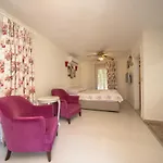Zuemruet Boutique Çıralı