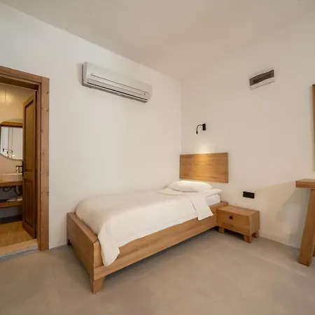 Zümrüt Boutique Çıralı