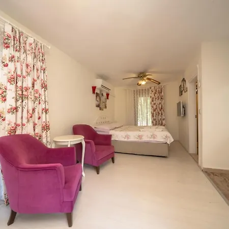 Zümrüt Boutique Çıralı