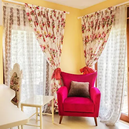 Zümrüt Boutique Çıralı